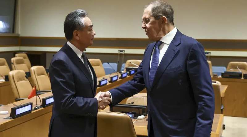 Irão: Chefes da diplomacia chinesa e russa pedem "cessar-fogo imediato" no Médio Oriente