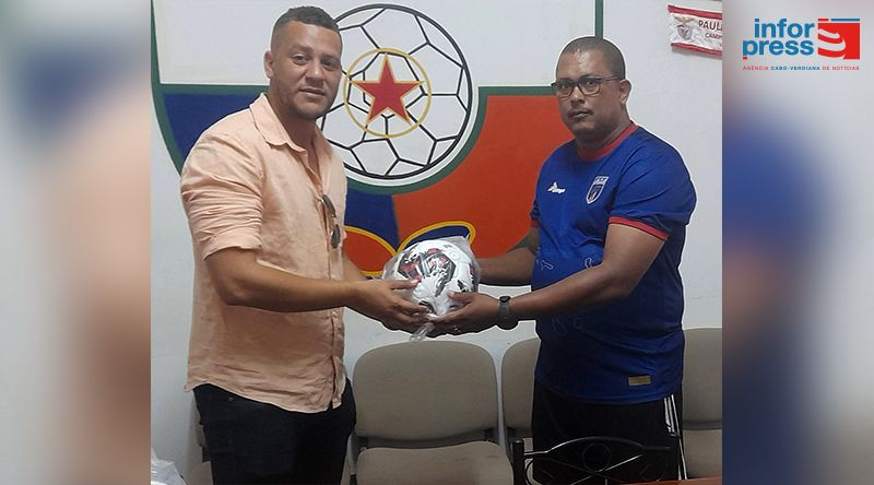 Futebol/ Santo Antão Norte: AFRNSA doa bolas de futebol às escolinhas de sub-17 que participam no campeonato 