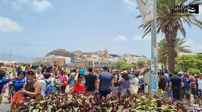 São Vicente: "Kavala Mob" marca o início do Kavala Fresk Feastival com dezenas de pessoas na Avenida Marginal