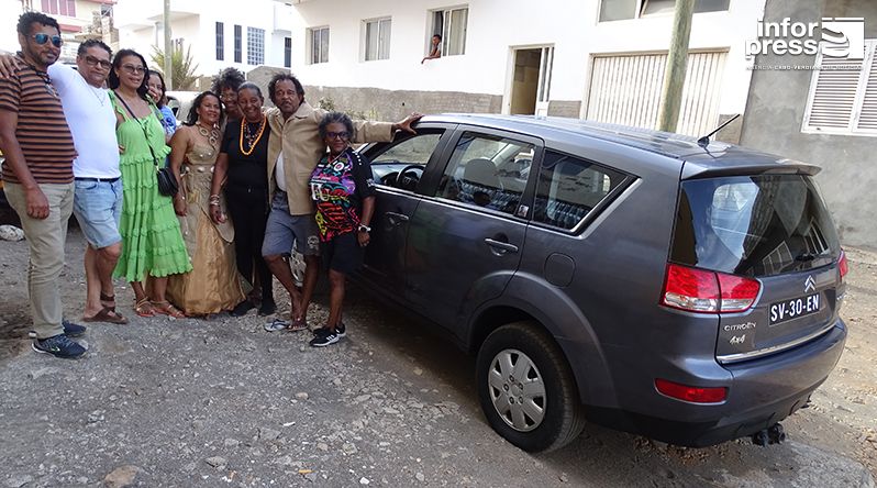 Porto Novo: Actor César Lélis ganha nova viatura oferta da Juventude em Marcha e da estilista Alzerina Gomes