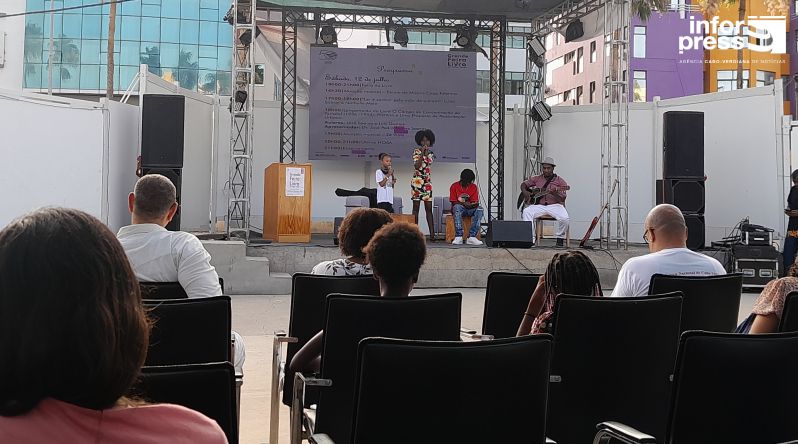 Escola de Música Caça-Talentos destaca jovens talentos na Feira do Livro da Praia