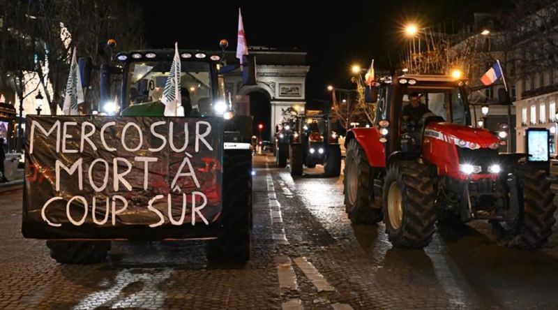Agricultores franceses conduzem 350 tratores pelas avenidas de Paris a protestar contra acordo UE/Mercosul