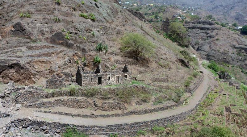 Porto Novo: Autarquia investe na recuperação das trilhas em Alto Mira para a segurança dos turistas 