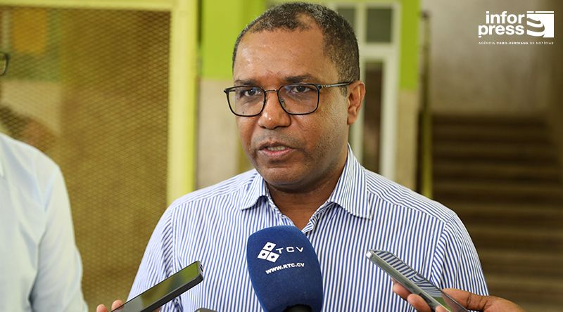 Ministro da Educação promete reforço do transporte e ampliação de escola em São Domingos