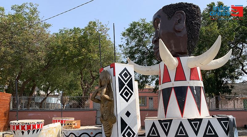 Praia: Atrelado que transportou carro alegórico abandonado coloca em risco segurança de alunos
