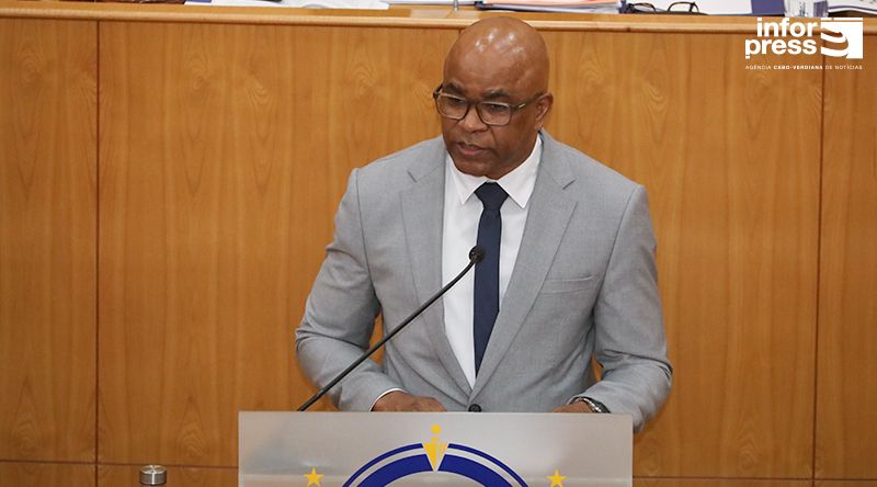 Parlamento: Governo reconhece avanços no sector educativo apesar de “desafios urgentes”
