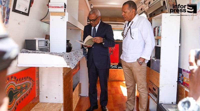 Artesão Beto Diogo cria biblioteca itinerante para incentivar leitura e afastar jovens da violência