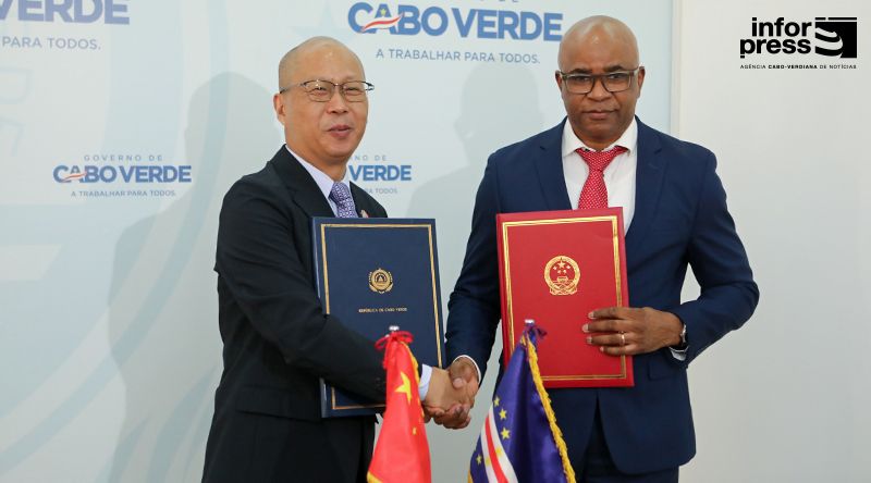 China apoia reabilitação de três escolas secundárias em Santiago e no Fogo