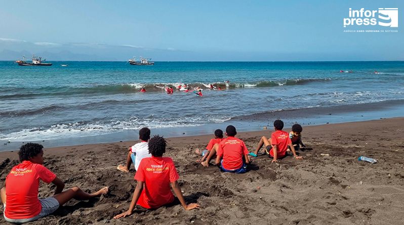 Porto Novo: Associação Radical Clube Kriol abre actividades de Verão com aulas de surf e bodyboard