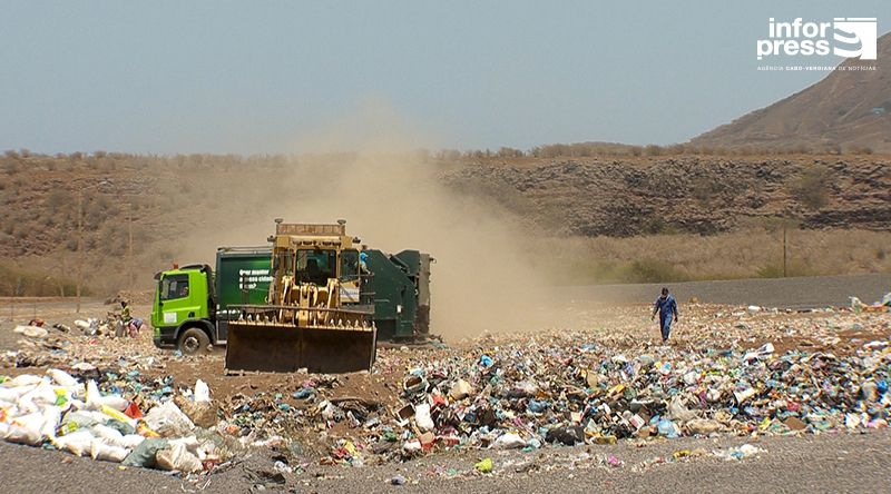 Especialista defende declaração de emergência ambiental devido à situação do aterro sanitário de Santiago