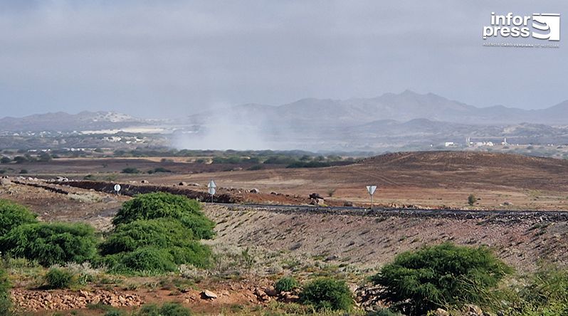 Boa Vista: Residentes de Povoação Velha denunciam fumo da lixeira e exigem “despiste sanitário”