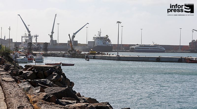 Cidadãos lituanos resgatados de veleiro incendiado no alto mar chegaram ao Porto da Praia com uma vítima mortal