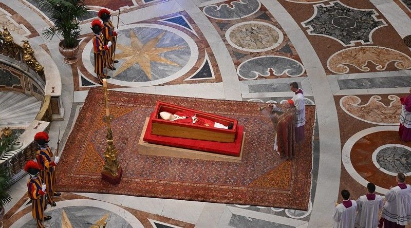 Papa/Óbito: Caixão do Papa Francisco já chegou à Basílica de São Pedro