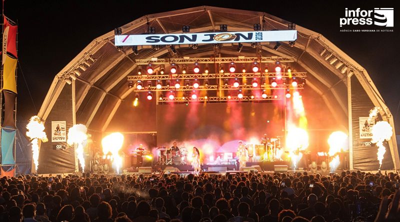 Porto Novo/São João: Milhares de pessoas encheram antigo estádio municipal para o concerto dos Calema