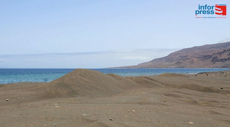 São Nicolau: Câmara do Tarrafal repudia corte de árvores e apanha de areia na Praia de Cacimba