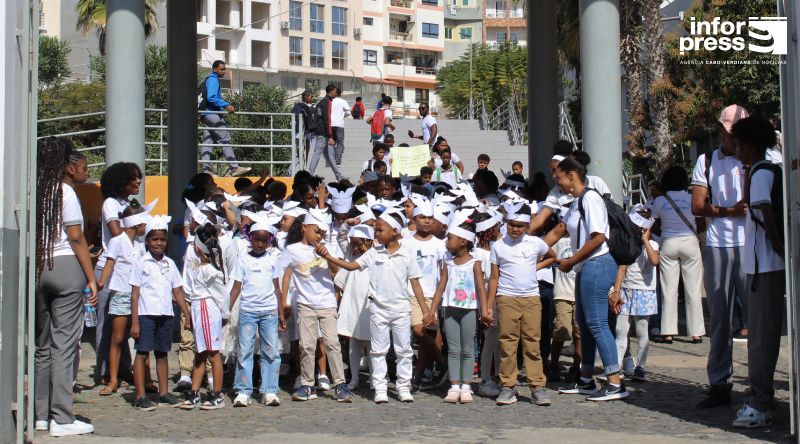 Caminhada pela Paz sensibiliza alunos contra violência no meio escolar
