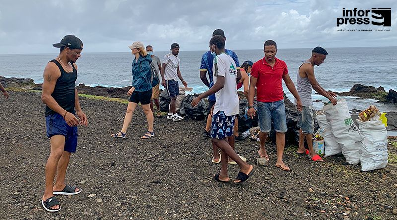 Associação Estrelas de Calabaceira junta-se à ACLM em campanha para manter o mar limpo