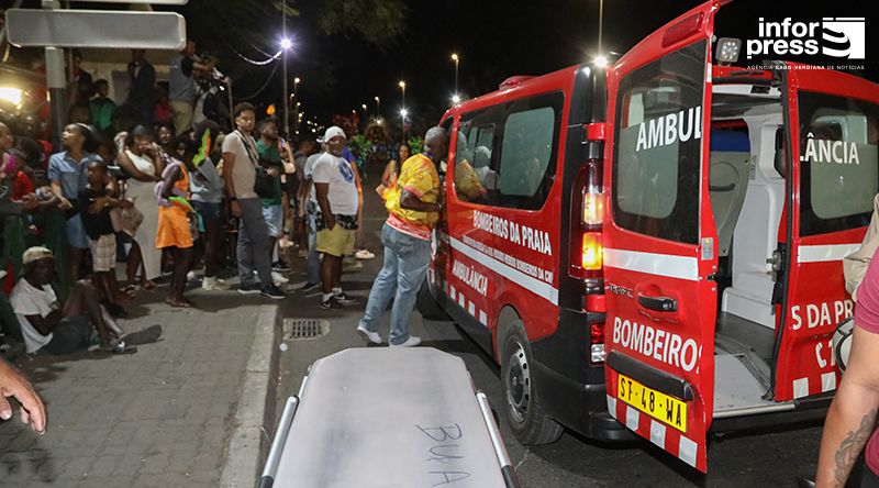 Quatro pessoas caem em buraco durante o Carnaval da Praia e são transportadas para o Hospital