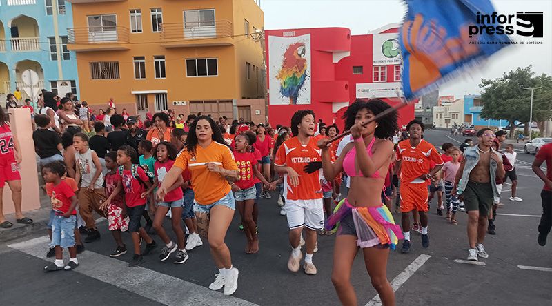 Carnaval/São Filipe: Grupo Fogo em Chama abre e “Mar Azul” encerra desfile do dia 04 de Março