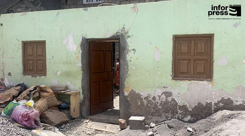Família pede ajuda após desabamento de casa no bairro Brasil em Achada Santo António