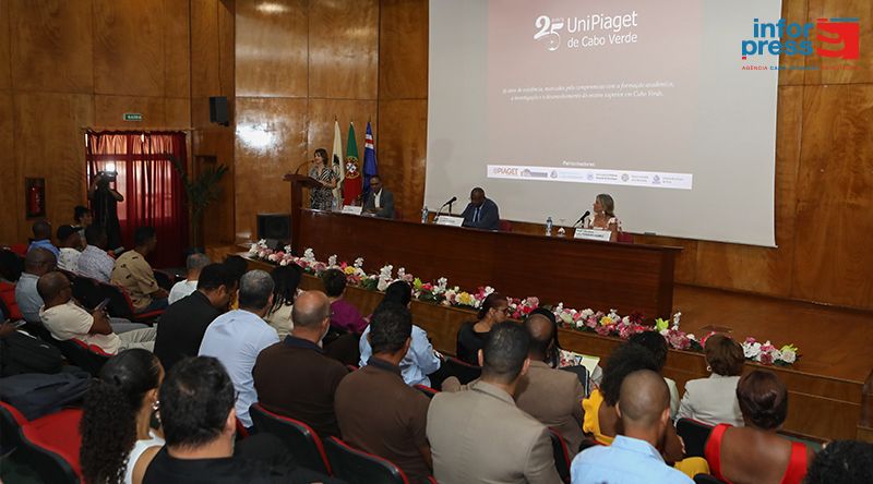 Praia: Universidade Jean Piaget assinala 25 anos com homenagens aos antigos alunos, professores e funcionários