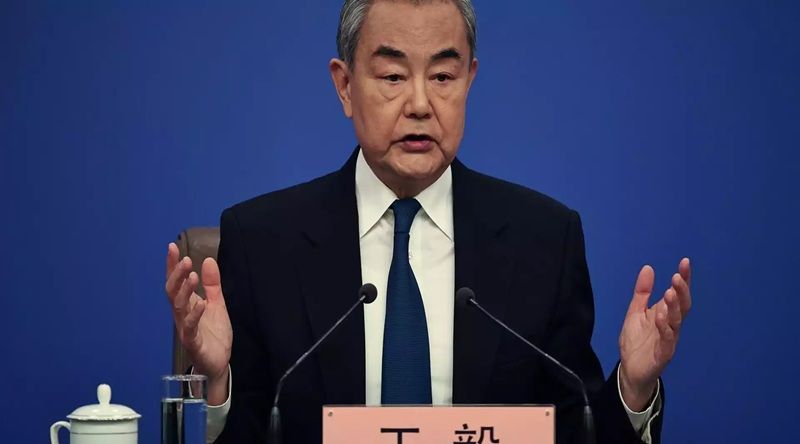 Chefe da diplomacia da China apela ao diálogo entre Afeganistão e Paquistão