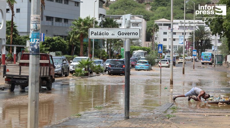 Praia/Chuvas: Acumulação de água e lixo em frente ao Palácio do Governo volta a preocupar população