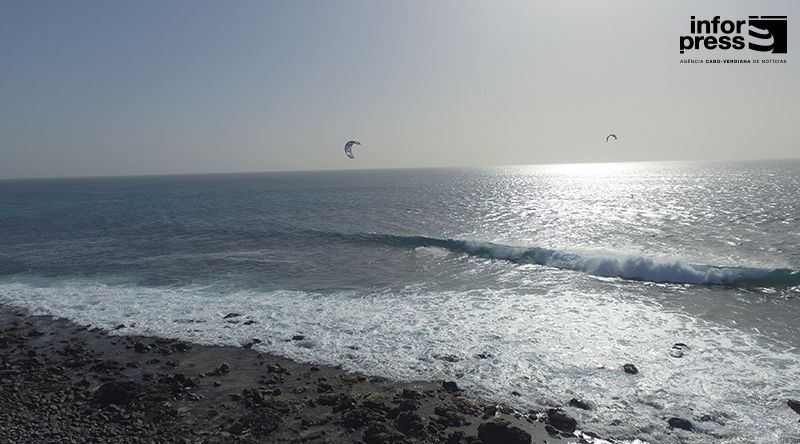 Mundial de Kitesurf: Quarto dia de prova do circuito de Ponta Preta condicionado pela fraca ondulação
