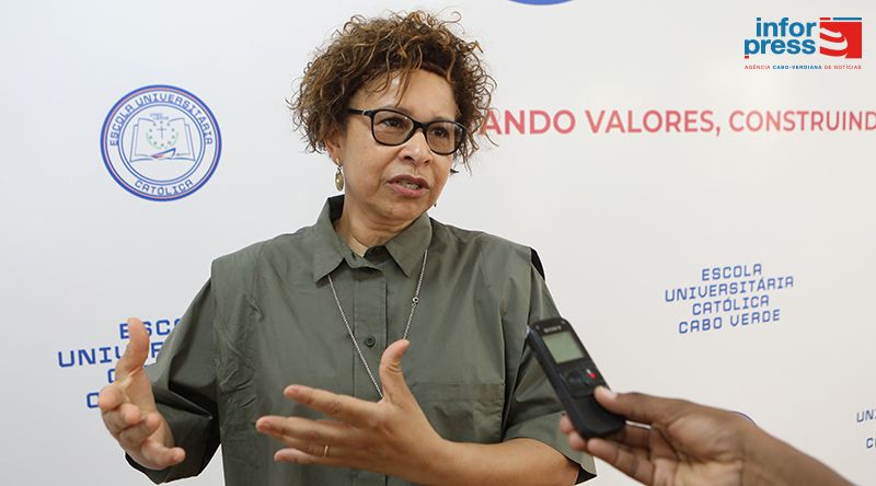 Conferencista defende que educação exige envolvimento de toda a sociedade e investimento contínuo