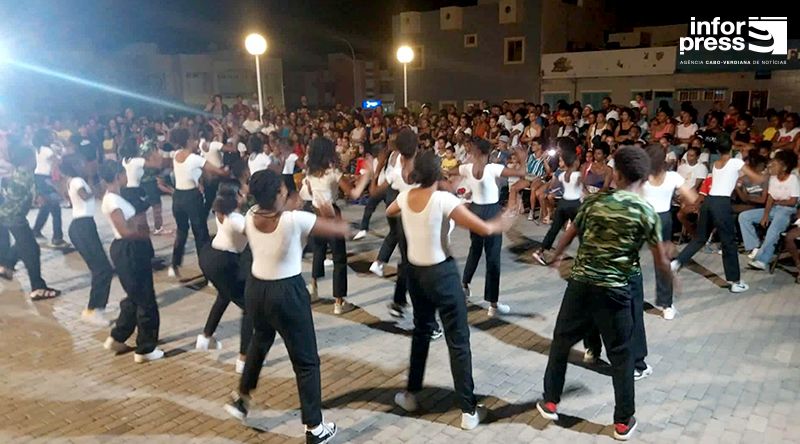 Porto Novo: Centenas de crianças protagonizam espectáculo de música e dança em comemoração ao Dia da Cultura Nacional