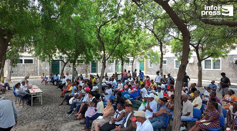 Francisco Carvalho ouve população da Praia e acusa Governo de “dez anos perdidos” para Cabo Verde