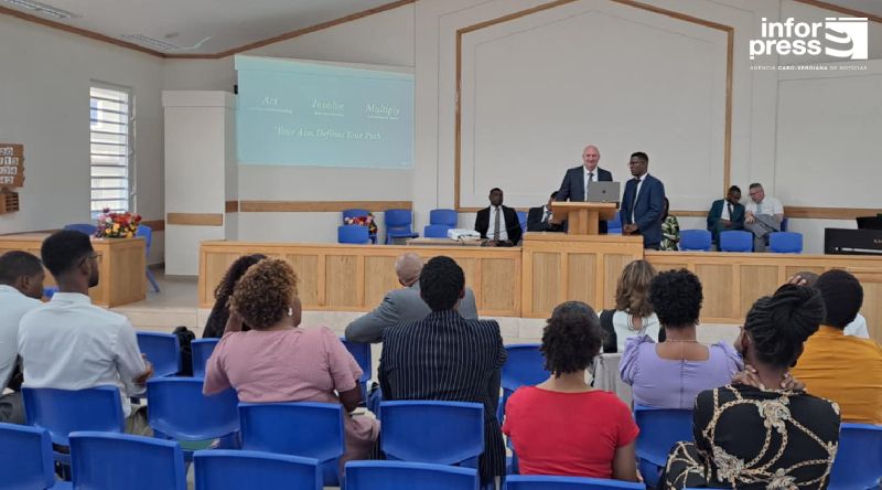 Santiago Norte: Membros do conselho, diretores e líderes Setenta de Área aprimoram as suas técnicas de comunicação