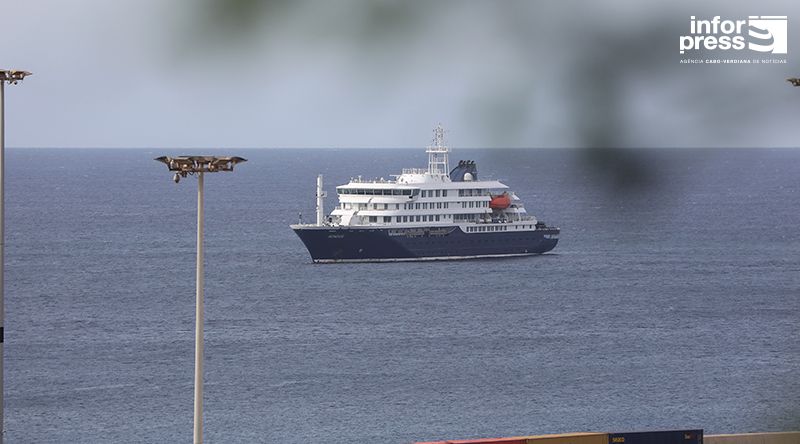 Surto em Cruzeiro: Navio Hondius segue para Tenerife após cumprimento de protocolos sanitários