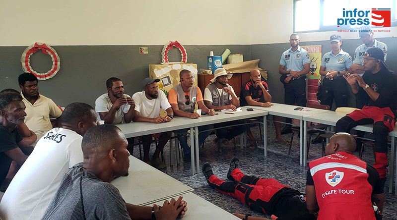 Brava: Cerca de 15 profissionais capacitam-se em técnicas de salvamento aquático e primeiros socorros