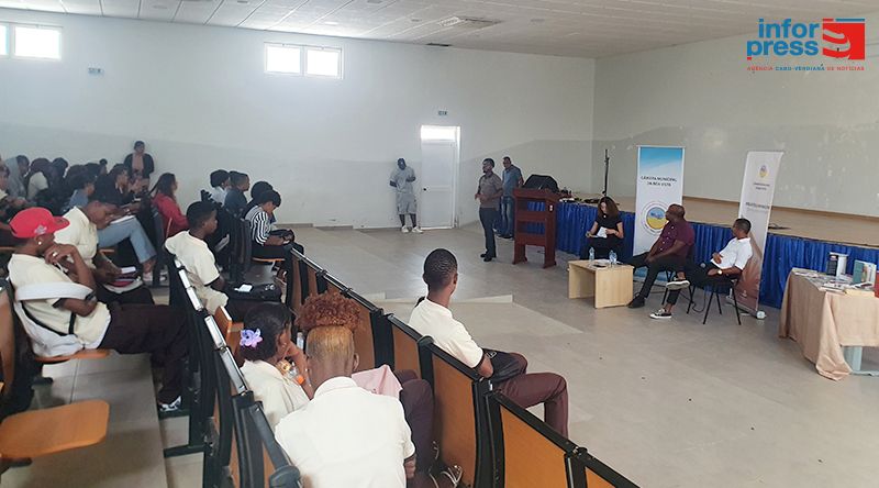 Boa Vista: Câmara e escola secundária promovem debate sobre “Democracia e Jovens” para celebrar 13 de Janeiro