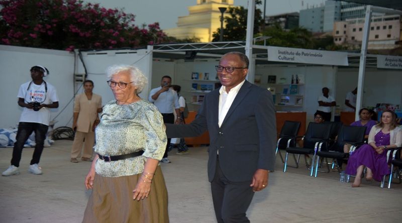 Dina Salústio homenageada na Feira do Livro exorta jovens a lutarem pelas melhores oportunidades