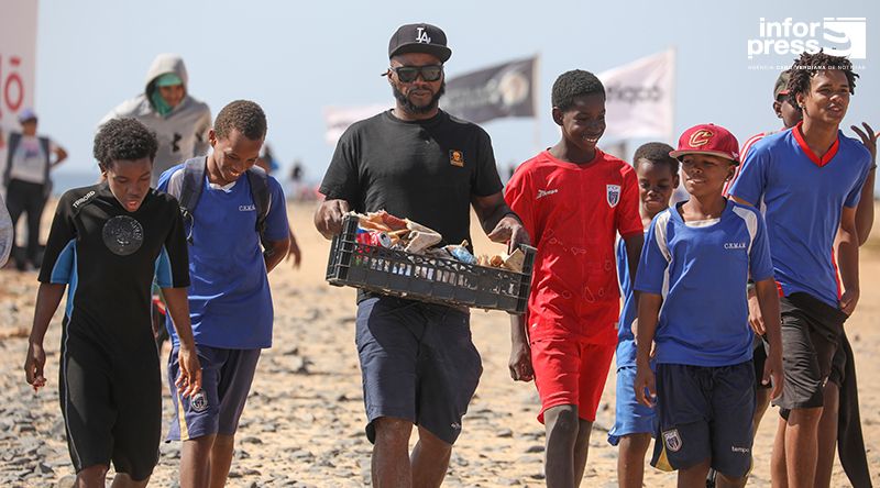 Mundial Kitesurf: Promotor do GKA promove campanha de limpeza com crianças na Praia de Ponta Preta