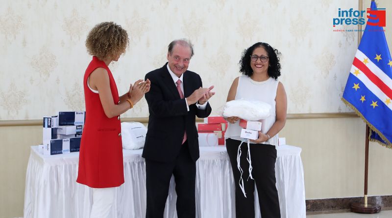 Primeira-dama enaltece solidariedade internacional na entrega de donativos hospitalares doados pela Fundação Benfica à Cabo Verde 