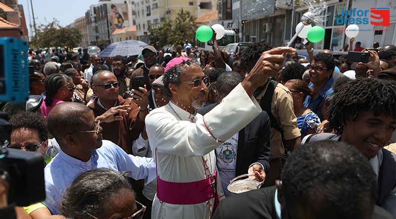 Dom Teodoro Tavares recebido em apoteose à chegada à Cidade da Praia (c/vídeo)
