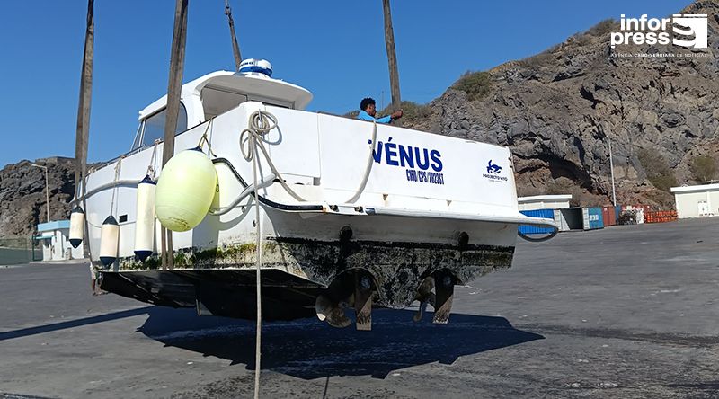 Fogo: Embarcação da Associação Projecto Vitó arrastada pelas fortes ondulações no porto de Vale dos Cavaleiros