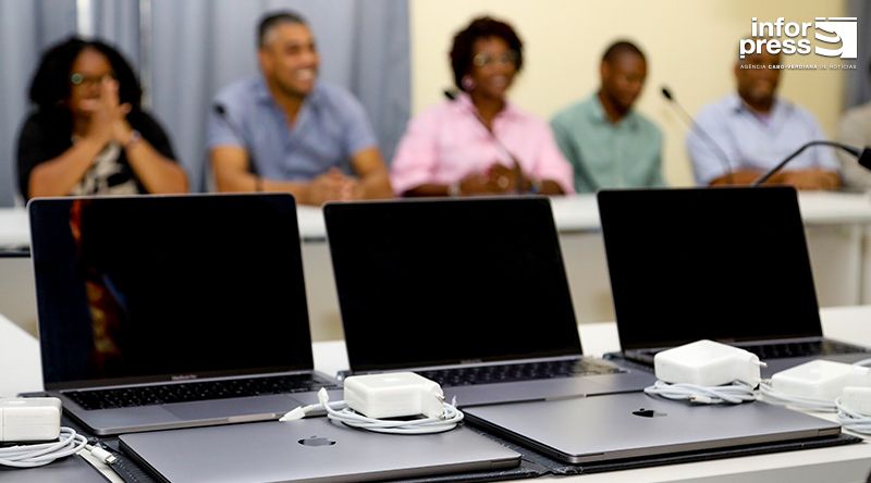 Primeira-dama entrega computadores a 11 escolas secundárias da Praia