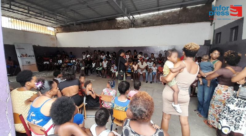 Crianças da Escola Eugénio Lima recebem kits escolares através do Projecto “Ajudar Quem Mais Precisa”
