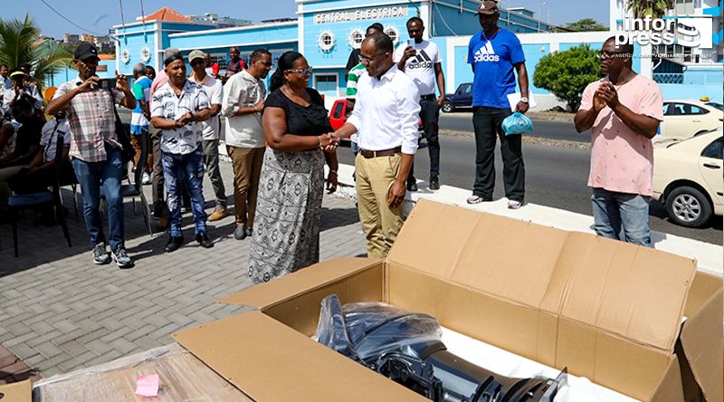 Câmara da Praia entrega motores de pesca e reafirma compromisso com pescadores locais (c/áudio)