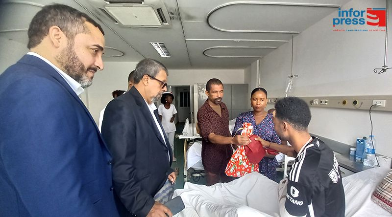 Natal: Profissionais da agência Inforpress entregam presentes a doentes no Hospital Agostinho Neto