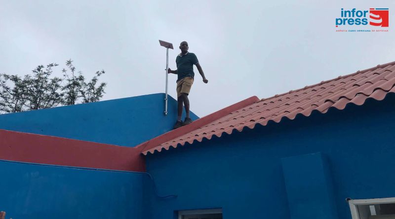 Porto Novo/Alto Mira: Fundação equipa escola do Segundo Povoado com kit de internet Starlink