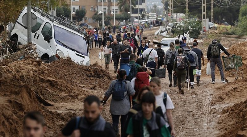 Espanha reforça militares no terreno em Valência para resgatar corpos e abastecer populações