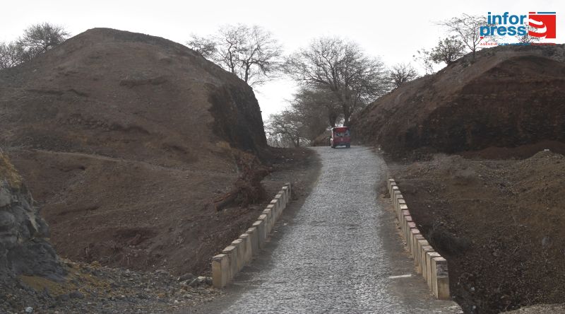 Fogo: Obra da estrada Patim/Salto/Cova Figueira preocupa condutores devido a lentidão na execução