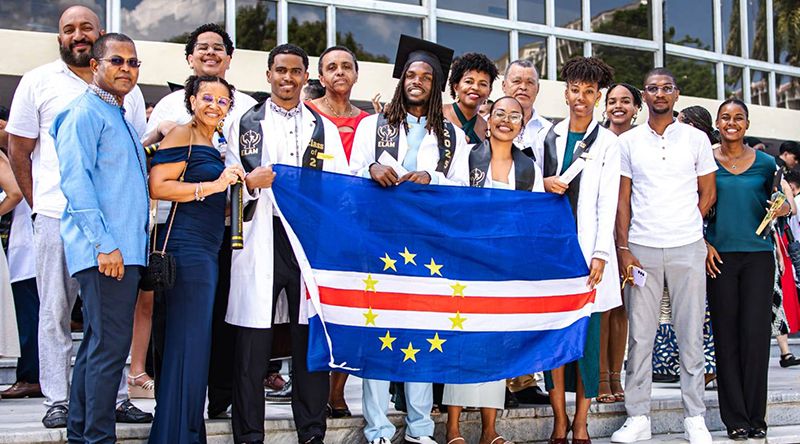 Quatro estudantes cabo-verdianos graduados em Medicina em Cuba