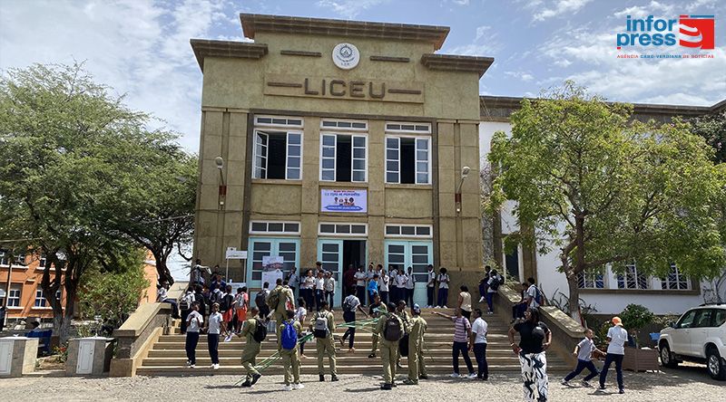 Liceu Domingos Ramos realiza Feira de Profissões para ajudar estudantes na escolha da carreira