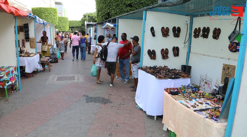 Feira de artesanato oferece opções de presentes na rua Pedonal do Platô